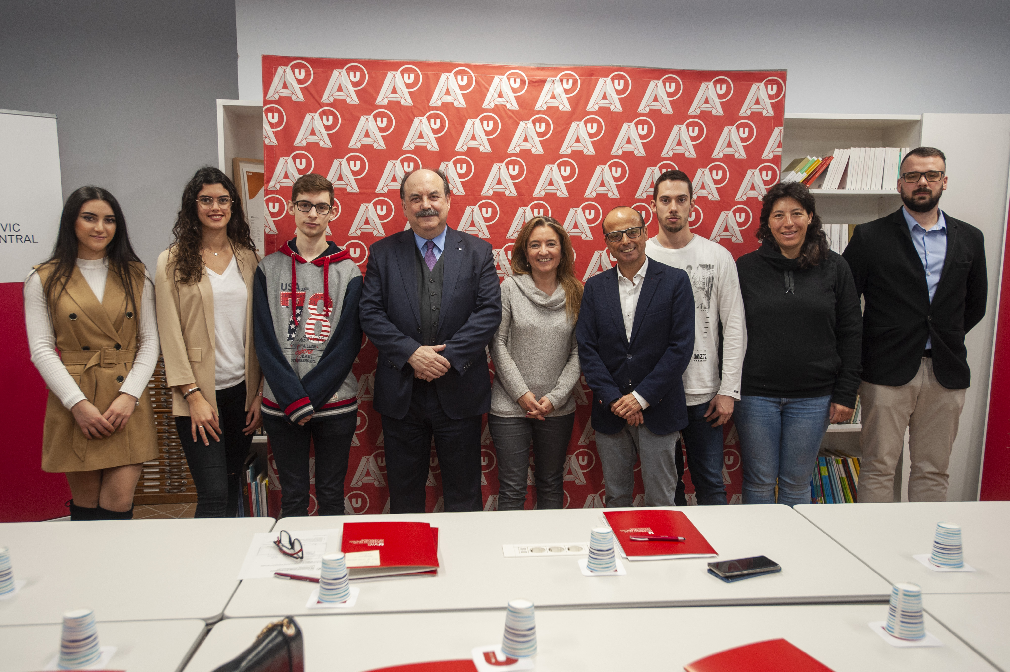 Foto de grup en l'entrega de beques