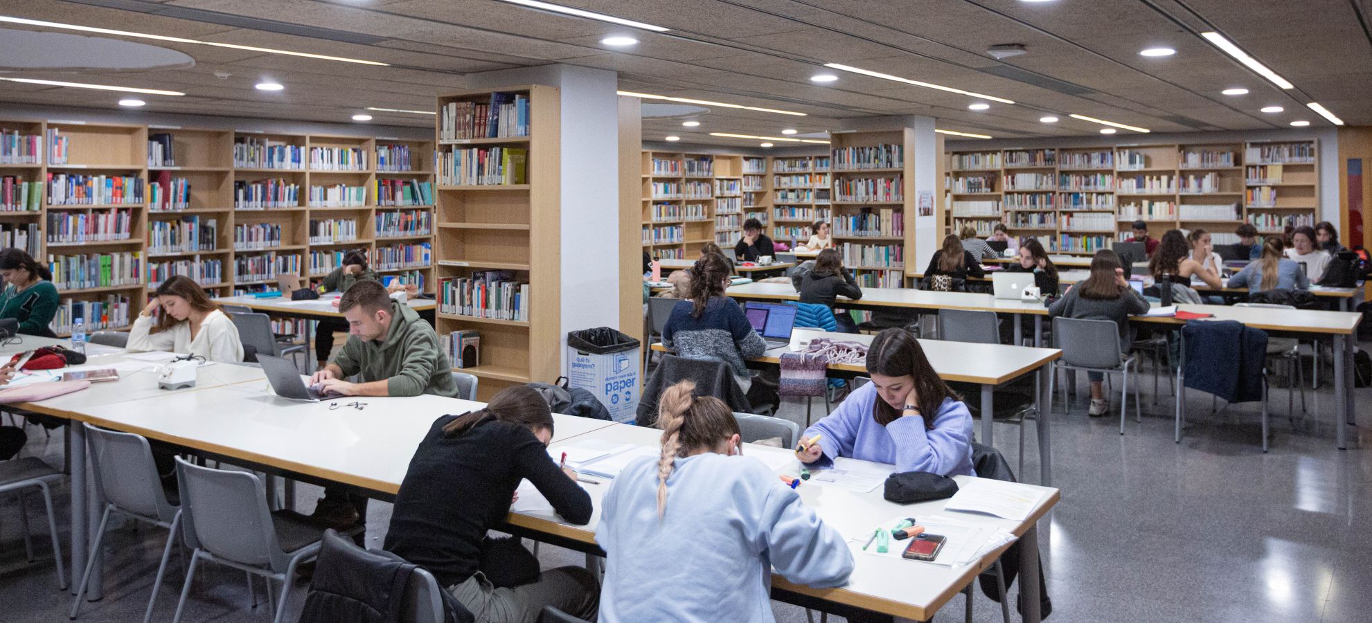 Estudiants a la biblioteca de la UVic