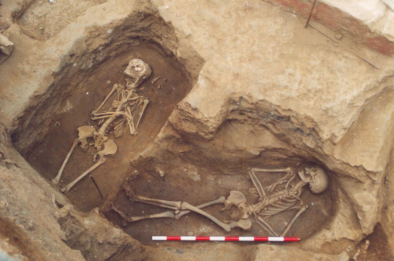 Tombes excavades a la plaça de la Vila de Madrid, a Barcelona 