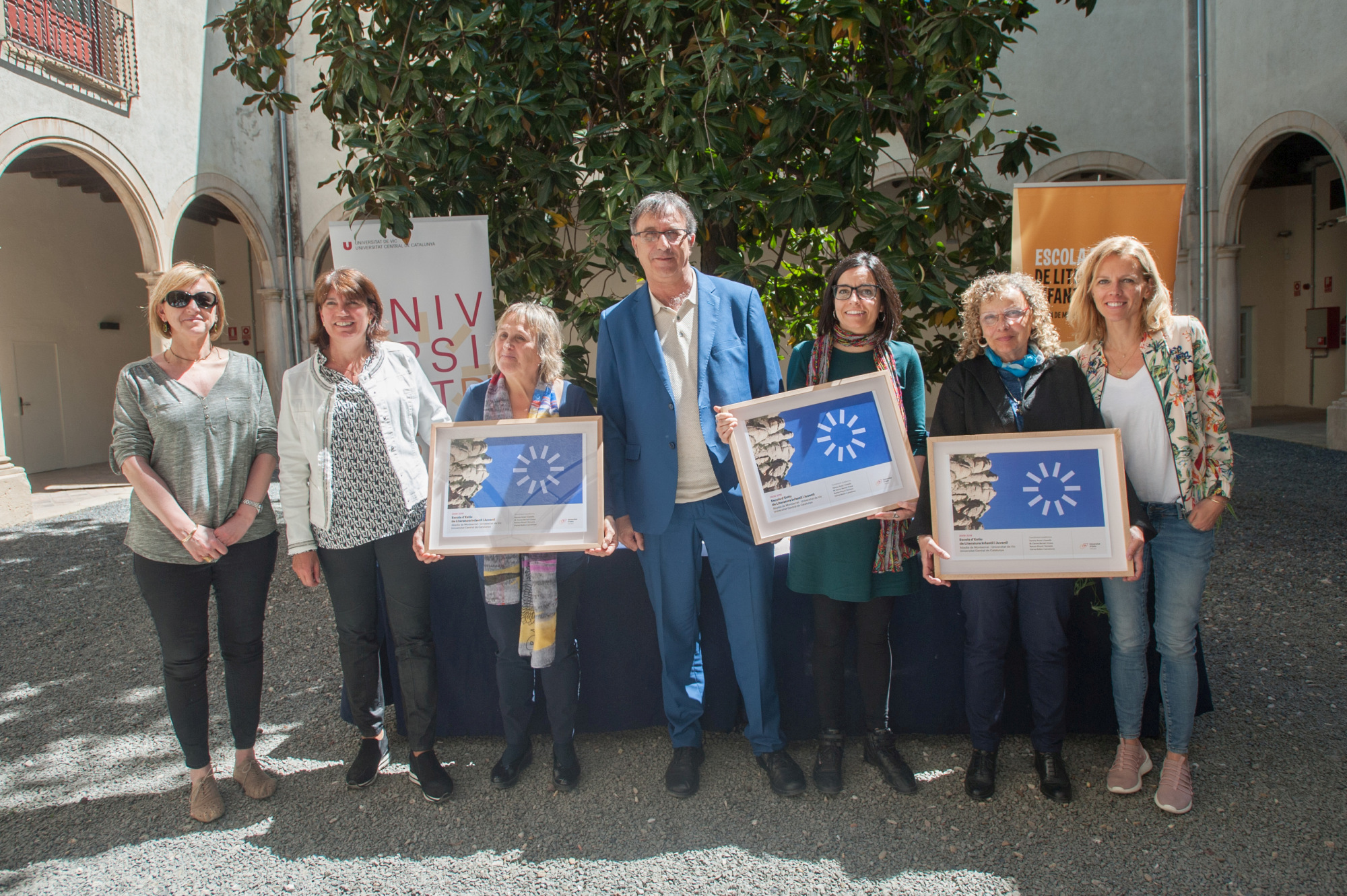 Les coordinadores de l'Escola d'Estiu de Literatura Infantil i Juvenil han rebut un reconeixement de la Universitat d'Estiu