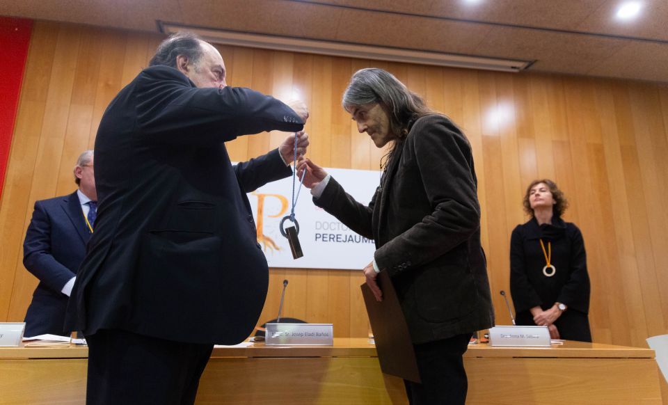 El rector de la UVic-UCC impone la medalla de doctor honoris causa a Perejaume