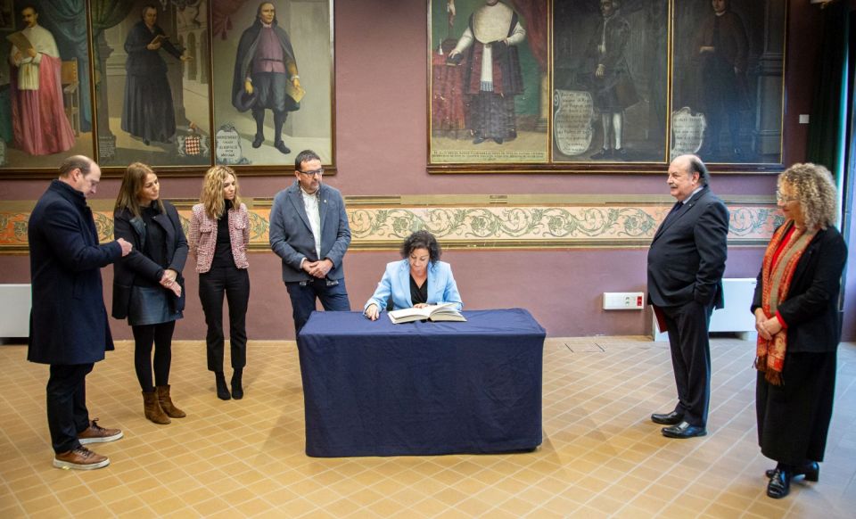 La consellera Alícia Romero signant el llibre d'honor de la UVic-UCC